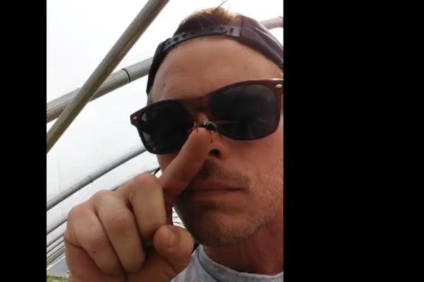 OVAJ MLADIĆ NIJE NORMALAN! Na svoje lice stavio je nešto što može da ga UBIJE za tren oka (VIDEO)