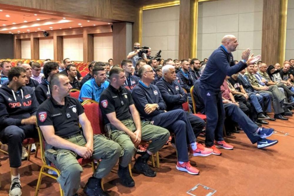 SRPSKI KOŠARKAŠI UČILI O HEROJIMA S KOŠARA: Sale emotivno doživeo akademiju! Orlovi dobili plaketu sportskih heroja