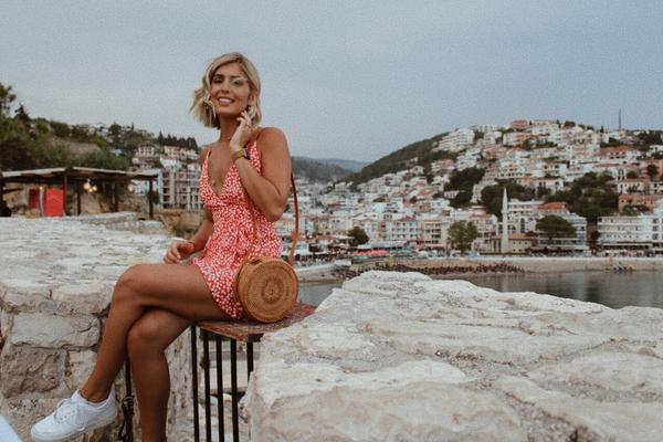 ALBANSKA LEPOTICA PROGLASILA ULCINJ ALBANSKIM GRADOM: Usledio je PRAVI LINČ, a ona nije SKIDALA OSMEH s LICA