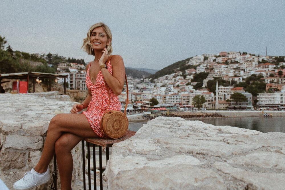 ALBANSKA LEPOTICA PROGLASILA ULCINJ ALBANSKIM GRADOM: Usledio je PRAVI LINČ, a ona nije SKIDALA OSMEH s LICA