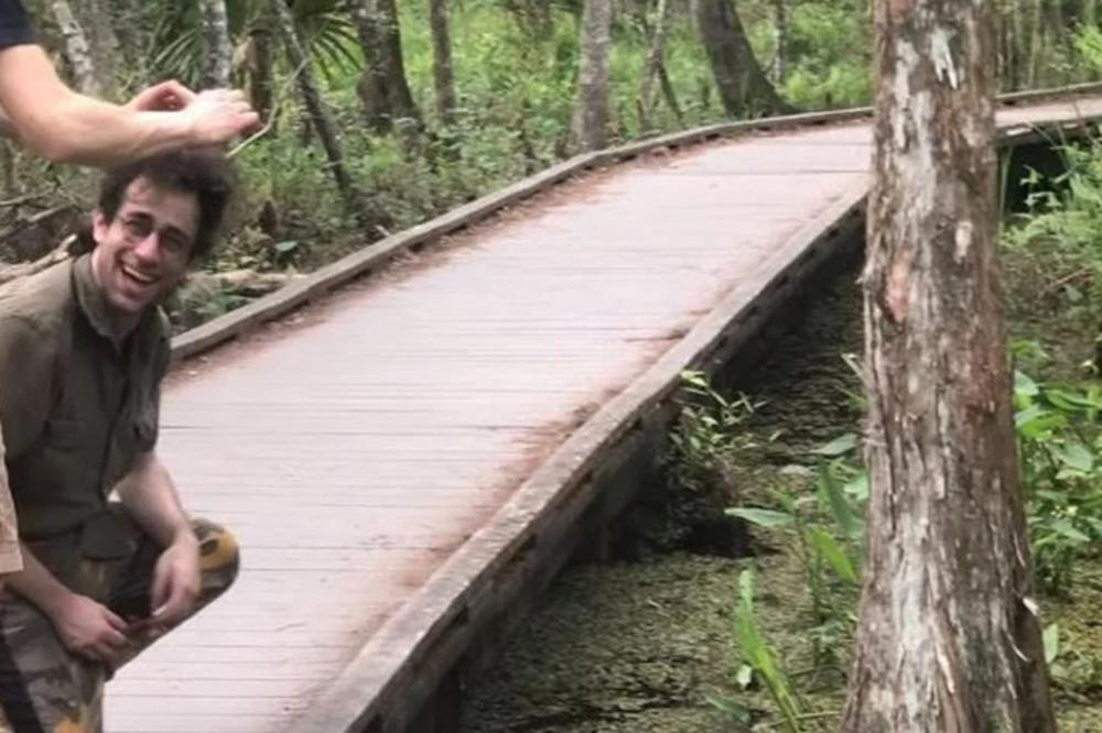 TURISTA PROBAO DA USLIKA ALIGATORA: Onda se desilo nešto čemu se i on samo mogao nasmejati (VIDEO)
