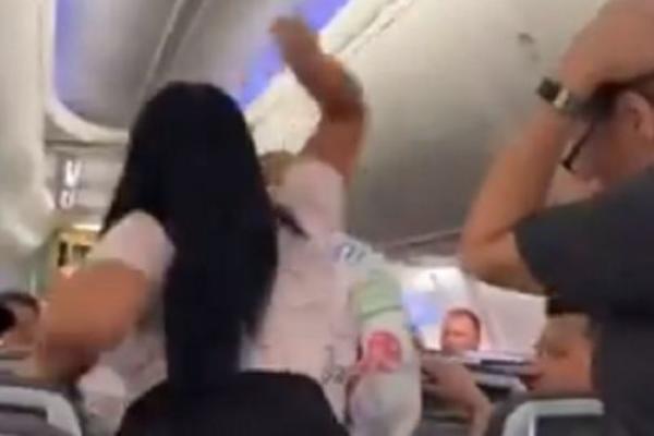 DEČKO JE POGLEDAO ONO ŠTO NIJE SMEO! Sekund kasnije RAZBILA MU JE LAPTOP O GLAVU, usred aviona!