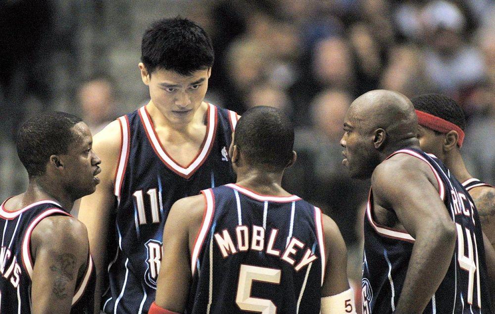 Edi Grifin (sa crvenom trakom) sa saigračima iz Hjustona Jao Mingom, Katinom Moblijem, Stivom Frensisom i Glenom Rajsom