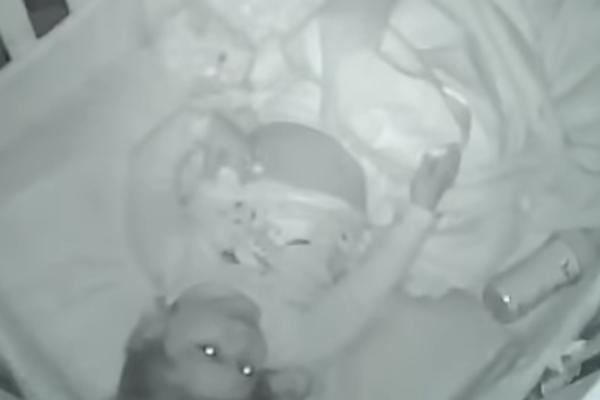 ČULI SU NEOBIČNE ZVUKOVE IZ KOLEVKE: Dete je izgovaralo ČUDNE REČI, roditelji su ostali ZATEČENI (VIDEO)