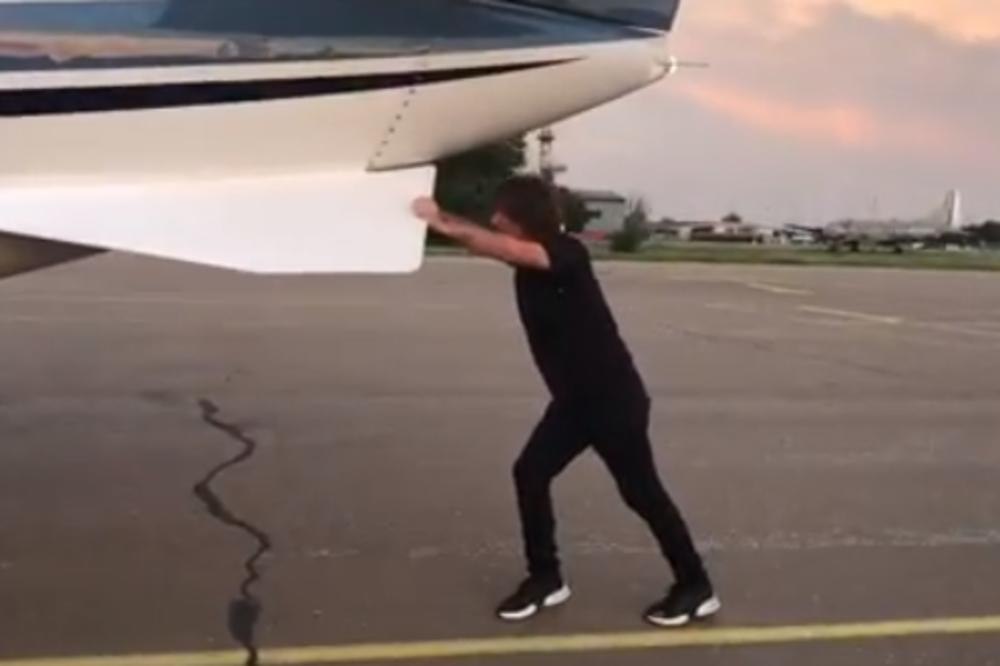 VIĐALI SMO GA U SVAKAKVIM SITUACIJAMA, ALI U OVAKVOJ JOŠ NISMO: Mitroviću neće da upali AVION, pa uzeo da GURA!