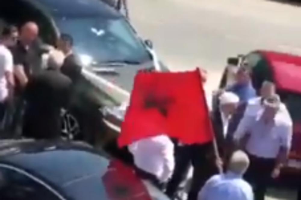 VRUĆE I HAOTIČNO U CRNOJ GORI: U GUSINJU SE SLAVI UZ ALBANSКE ZASTAVE I RAFALNU PALJBU, POLICIJA ĆUTI! (VIDEO)