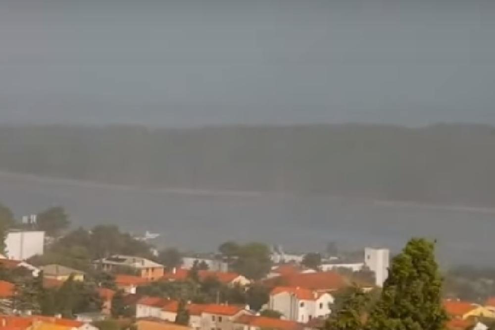 NEZAPAMĆENO NEVREME POGODILO ZEMLJU! Pojavile su se VODENE PIJAVICE koje su nosile sve pred sobom! (VIDEO)