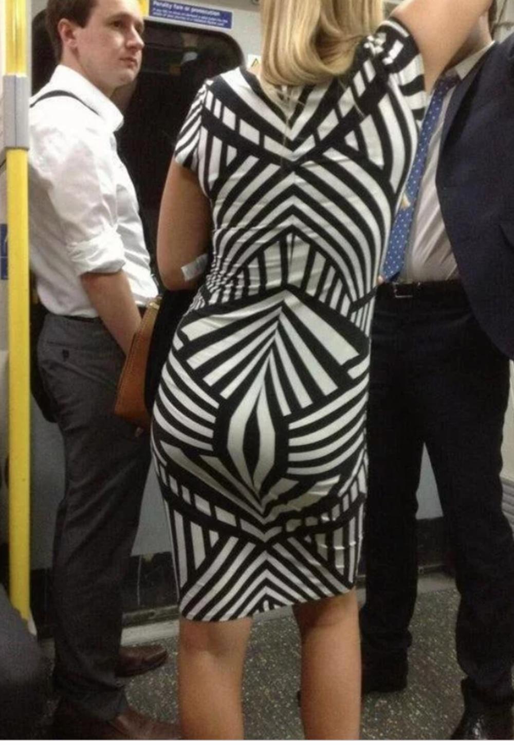 Žena u crno-beloj haljini  