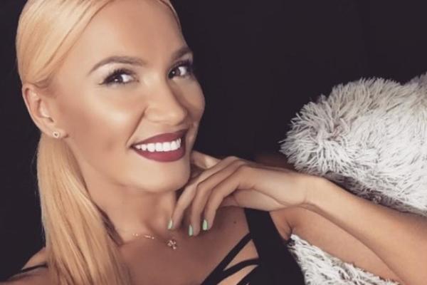 LETO SE VRATILO: Jedna od naših najlepših voditeljki se RAZGOLITILA usred oktobra, i to NA ULICI! (FOTO)