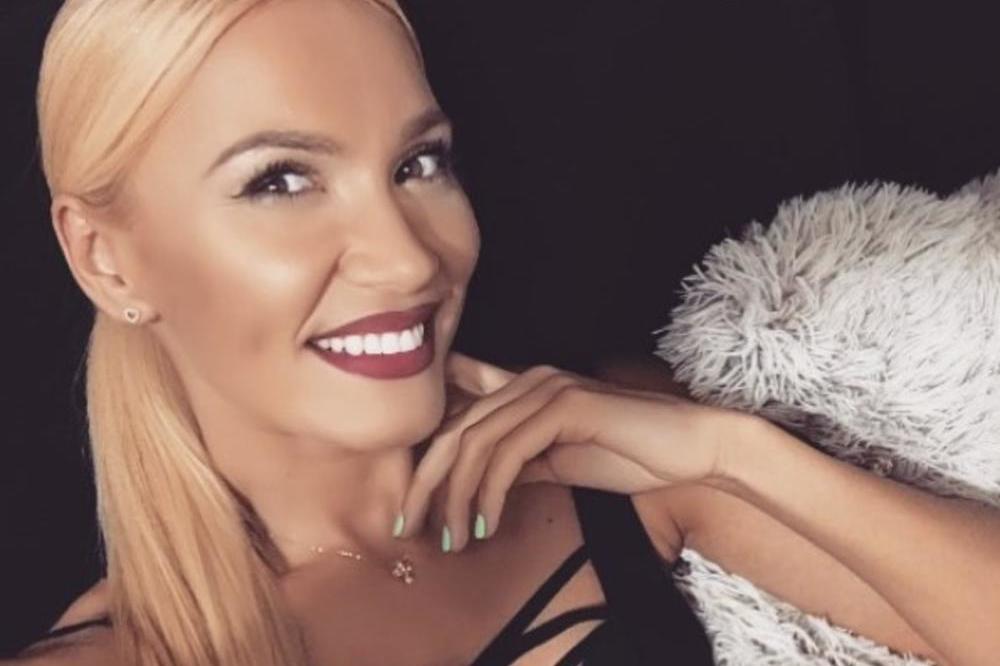 LETO SE VRATILO: Jedna od naših najlepših voditeljki se RAZGOLITILA usred oktobra, i to NA ULICI! (FOTO)