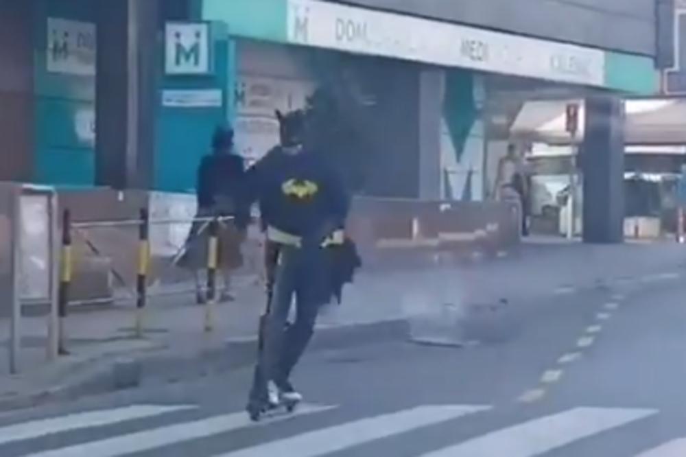 BEOGRADSKI BETMEN NA ELEKTRIČNOM TROTINETU PONOVO SNIMLJEN! Misterija traje, SVI SE PITAJU KO JE OVAJ ČOVEK (VIDEO)