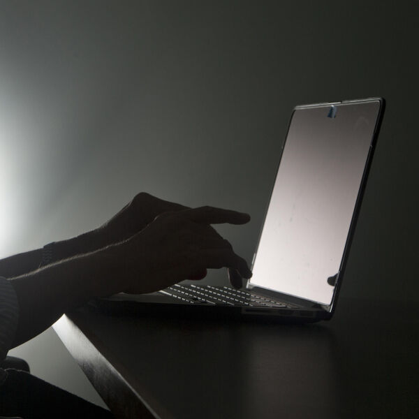 GLEDATE FILMOVE ZA ODRASLE NA KOMPJUTERU? Imamo VEOMA, VEOMA loše vesti za vas!