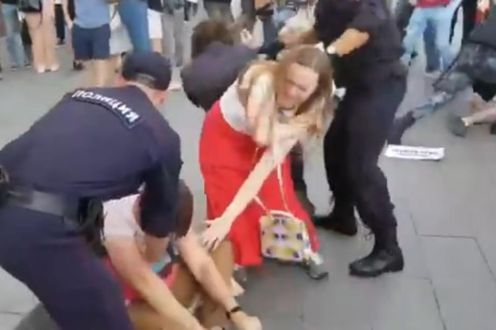 PUTINOVA POLICIJA MLATI, ZA BOGA NE ZNA! Isplivali brutalni snimci sukoba milicije i demonstranata u Moskvi (VIDEO)