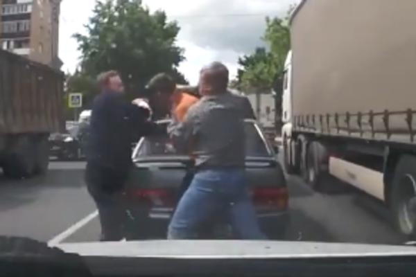 BRUTALNA TUČA NA PUTU: Dvojica na jednog, POVREDE SU STRAŠNE! (VIDEO)