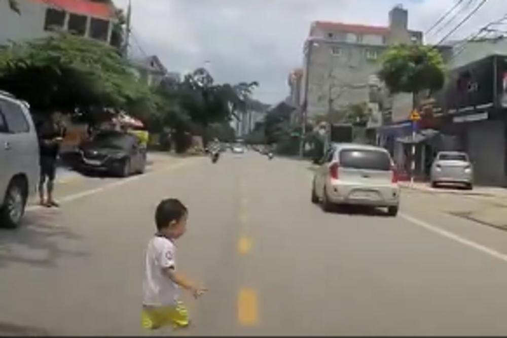 OCA OVOG KLINCA TREBA POSLATI U ZATVOR! Dok on KUCKA PORUKE, dete šeta po ulici! (VIDEO)
