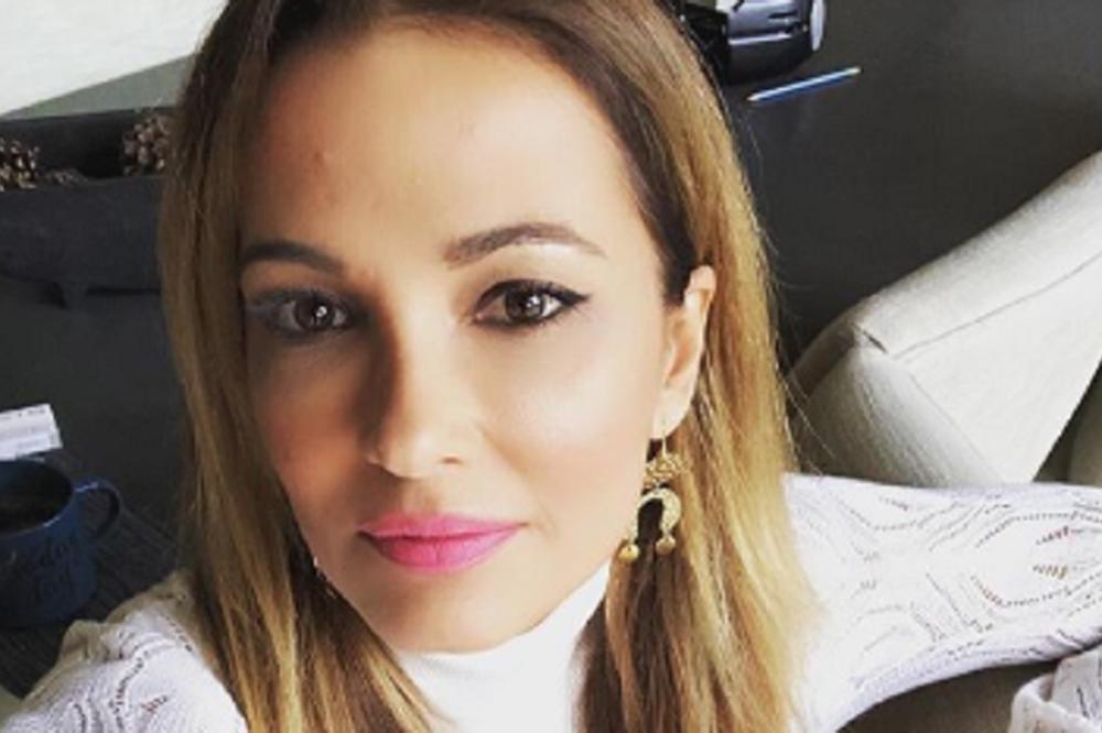 IMA SKORO 50 GODINA, A PRAVA JE BOMBA: Ovo je žena Peđe Stojakovića i izgleda kao svemirski brod!