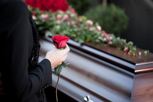 OVO NIKAD NE TREBA RADITI SA SLIKAMA POKOJNIKA: To je NAJVEĆA GREŠKA posle sahrane, SVEŠTENIK UPOZORIO