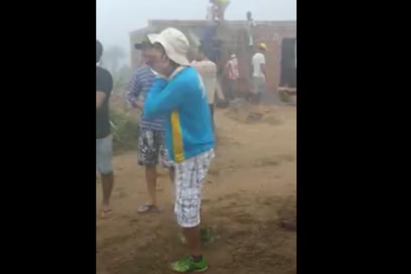 OVO SE ZOVE NE ZNA SE KO PIJE A KO PLAĆA: Učestvuju jedna TRAKA ZA MERENJE, uplašeni čovek i poludeli pas! (VIDEO)