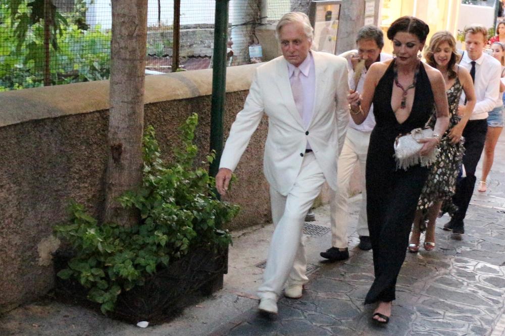 LEPA GLUMICA ŽESTOKO IZVREĐALA SLAVNOG MUŽA: DECA su od mene NASLEDILA pamet!