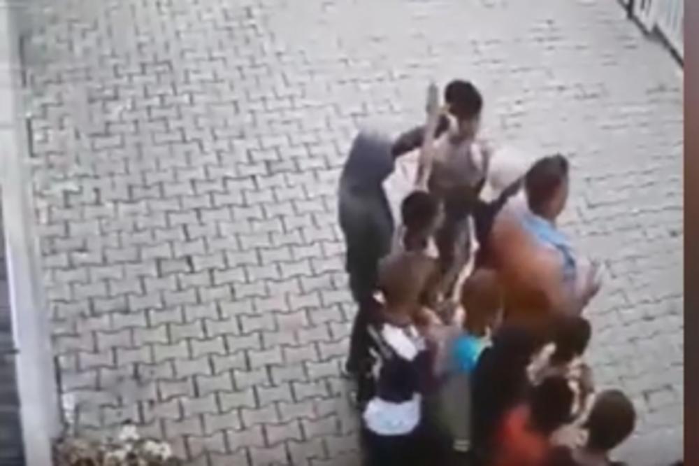 KAKAV SKANDAL I UVREDA ZA SRPSKE ŽRTVE! Grupa Albanaca pokazivala DVOGLAVOG ORLA ispred ploče sa imenima UBIJENIH!