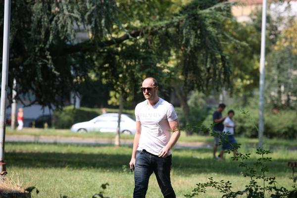 DARKU KOSTIĆU OPET ODLOŽENO SUĐENJE: Oštećeni se nije pojavio! Kreator VIDNO RASPOLOŽEN napustio zgradu suda!