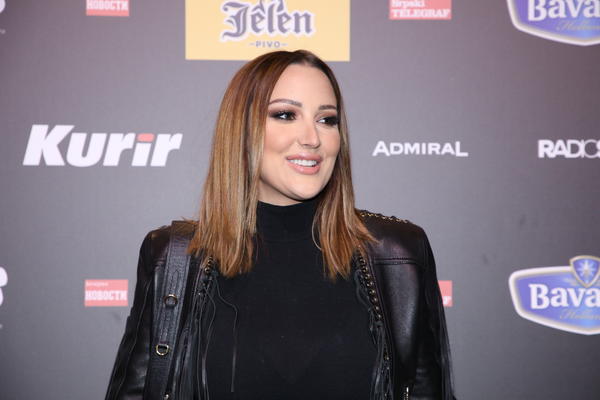 PRIJA GLUMI RAME UZ RAME S VELIKIM IMENIMA: Brenina snajka objavila FOTKE sa snimanja serije! Evo koju ulogu tumači