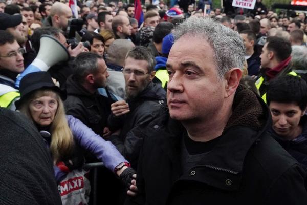 LUTOVAC JE VEČERAS VIĐEN MEĐU DEMONSTRANTIMA! Nije jedini, sa njim je bila i ona!