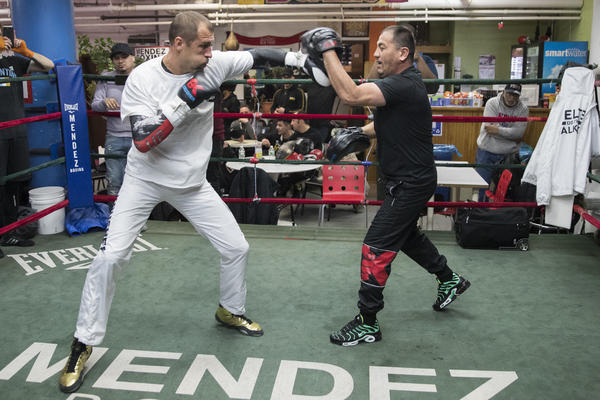 SVETSKI ŠAMPION U BOKSU NAPAO PUTNICU U AVIONU: Pilot ga izbacio kao psa sa leta!