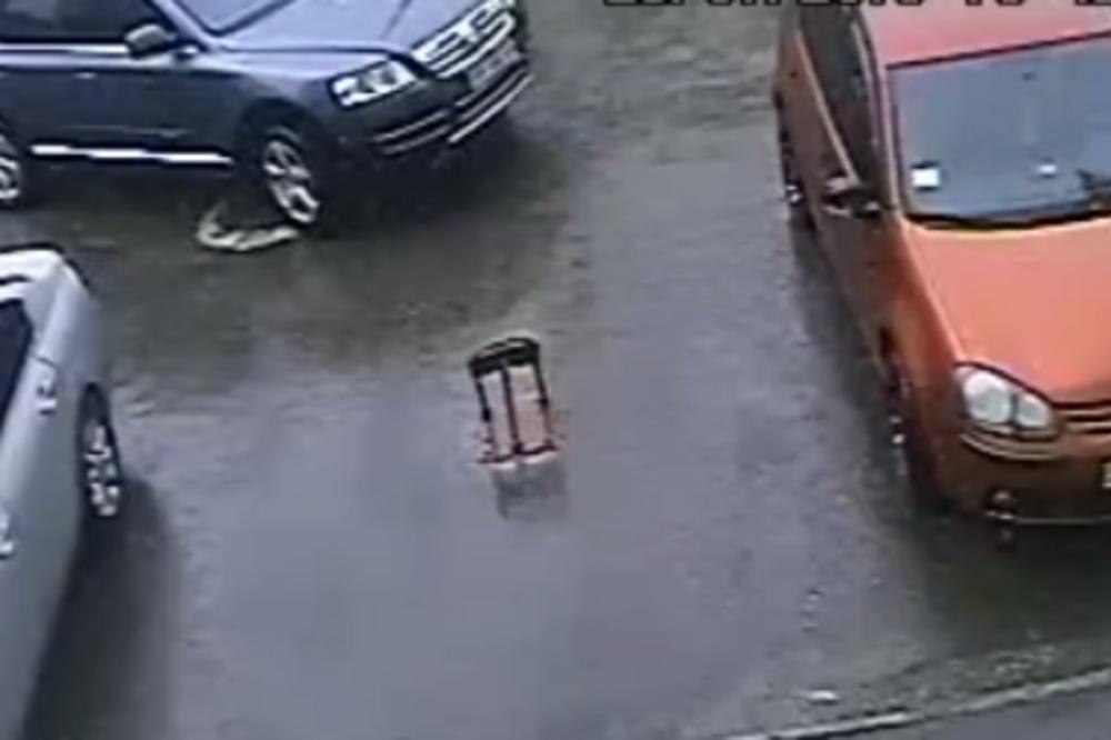 IMAO JE NEVEROVATNU ŽELJU DA SE UPARKIRA: Protiv njega je bio samo jedan STUB! (VIDEO)