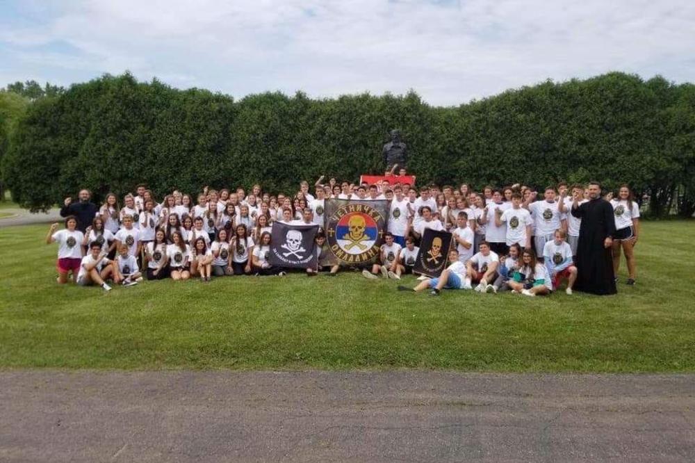 SRPSKA DECA U ČIKAGU IMALA SU NEOBIČNE ZASTAVE U KAMPU: Pažljivo POGLEDAJTE ovu SLIKU, da li vam je NEŠTO ČUDNO?