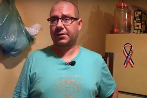U ZAMRZIVAČU SVOJE MAJKE PRONAŠAO MRTVU BEBU! Adam kaže da je kutija tu stajala otkad zna za sebe! (VIDEO)