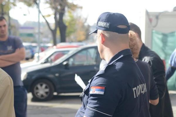 POKUŠALI DA ISELE SLOBODANKU NINIĆ, ONA PRETILA DA ĆE SE BACITI S TREĆEG SPRATA: Drama u centru Novog Sada!