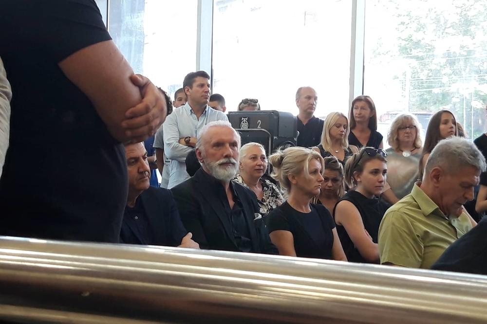 KOMEMORACIJA IGORA BULATA: Dino Merlin došao da se oprosti od NOVINARA, puštena njegova potresna pesma