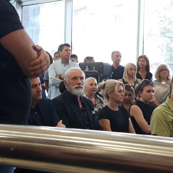 KOMEMORACIJA IGORA BULATA: Dino Merlin došao da se oprosti od NOVINARA, puštena njegova potresna pesma