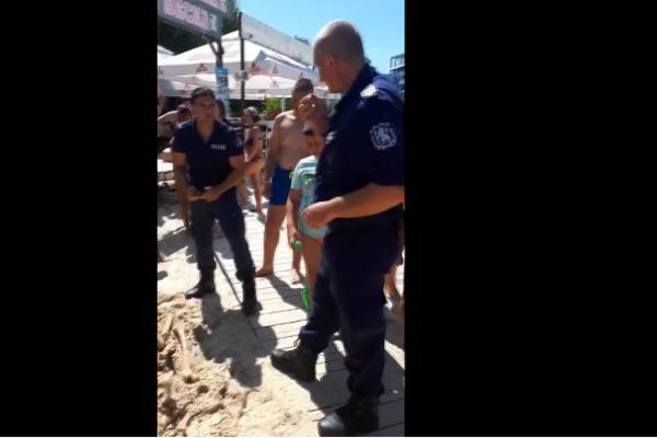 DECA SE IGRALA NA PLAŽI, PA  U PESKU PRONAŠLA NEŠTO JEZIVO: Odmah su zvali policiju! (VIDEO)