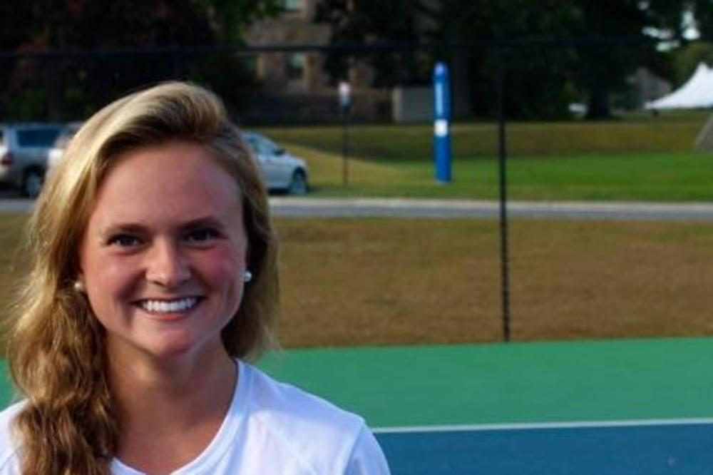 IZAŠLA JOJ ČUDNA BUBULJICA ISPOD OKA, I NIJE NESTAJALA: Ova devojka nije znala da je to SIMPTOM teške bolesti