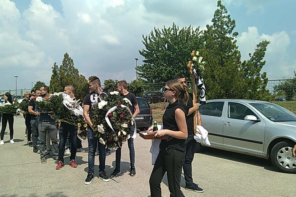 DETALJ SA SAHRANE IGORA BULATA KOJI JE MNOGE RASPLAKAO: Dok su nosili KRST, na njemu je nešto što JE MNOGO VOLEO