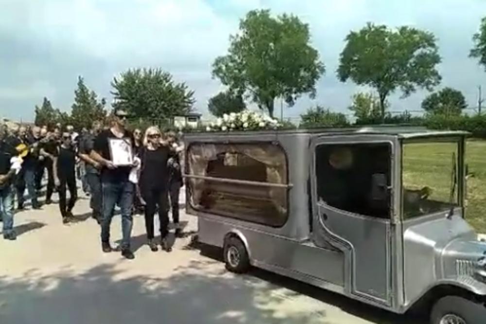 OČAJ NA LICU MARKA BULATA DOK NOSI SLIKU PREMINULOG BRATA: Oko ruke imao je BELI PEŠKIR, a onda rekao OVO!