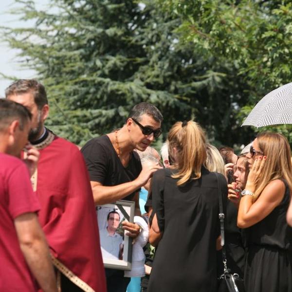 SAHRANA IGORA BULATA Marko se oprostio od BRATA POTRESNIM REČIMA: Igor nije mogao da jede poslednja 3 meseca!