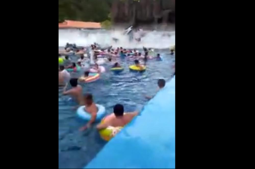 RADNIK AKVA PARKA SE NAPIO, PA PUSTIO CUNAMI NA POSETIOCE! Ljudi nisu znali šta ih je snašlo (VIDEO)