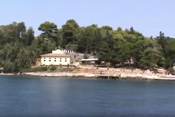 SKANDAL NA KRFU! Od Plave grobnice na Vidu napravili kupalište!