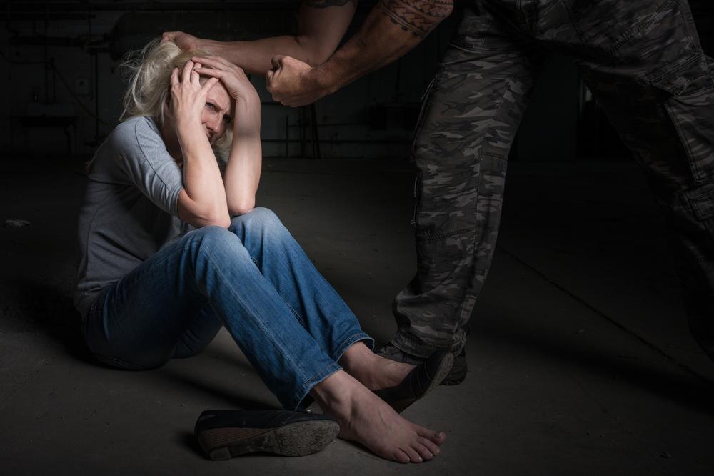 HOROR! Mladić udarao suprugu ALATOM U GLAVU, smrtni ishod izbegnut u POSLEDNJEM TRENUTKU