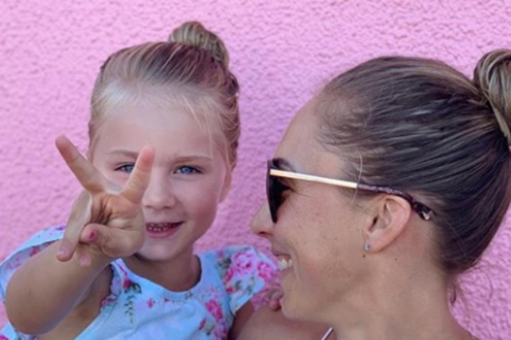 SVOJOJ ĆERKI OD ROĐENJA NISAM DAVALA ŠEĆER: Sada je porasla i izgleda kao BOMBA! (FOTO)