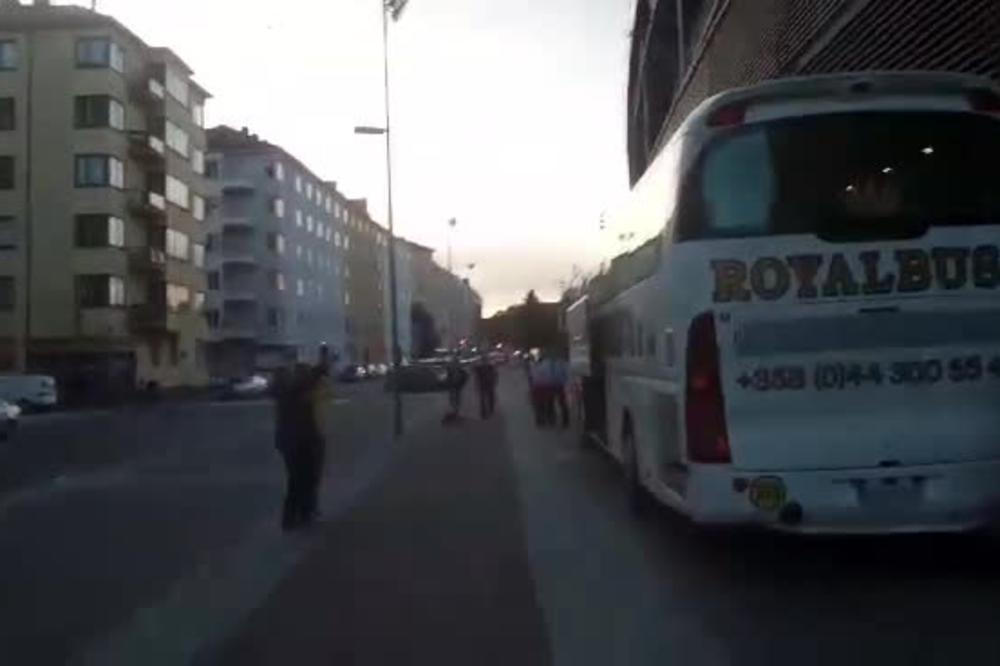 FINCI ODLEPILI ZA IGRAČEM ZVEZDE: Stali ispred autobusa i skandirali mu kao da je njihov!