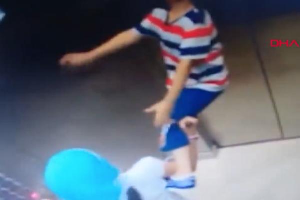 DEČAK ZAMALO UMRO U LIFTU, I TO NA JEZIVI NAČIN! Pogledajte šta je pošlo po zlu, spasla ga je SESTRA! (VIDEO)