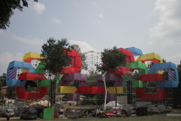 LOVEFEST SPREMAN ZA SPEKTAKL SVETSKIH RAZMERA:  Napravljena najveća bina ikada u Srbiji