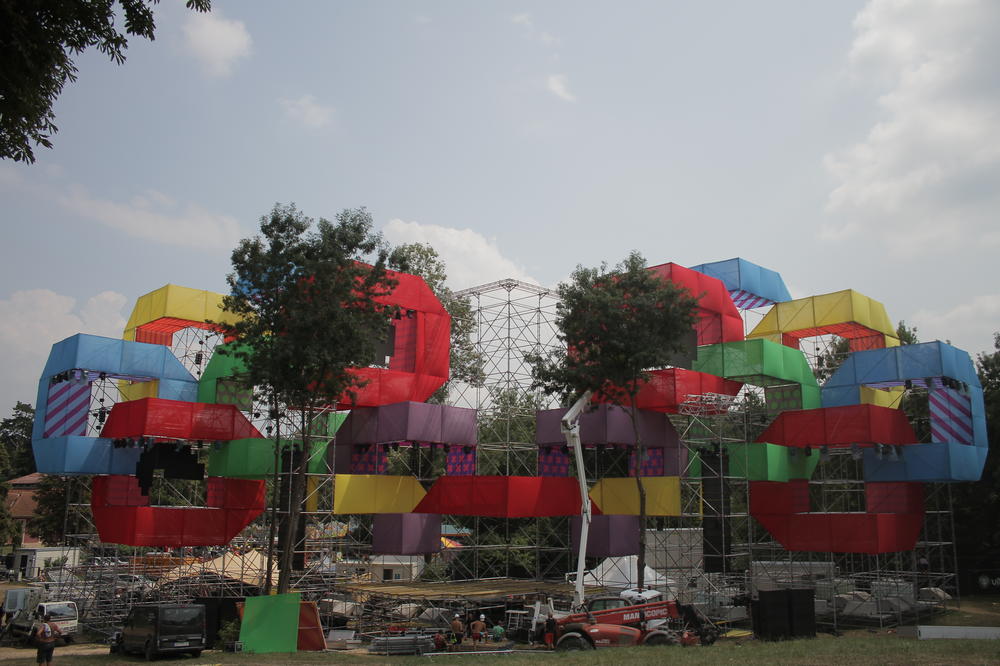 LOVEFEST SPREMAN ZA SPEKTAKL SVETSKIH RAZMERA:  Napravljena najveća bina ikada u Srbiji