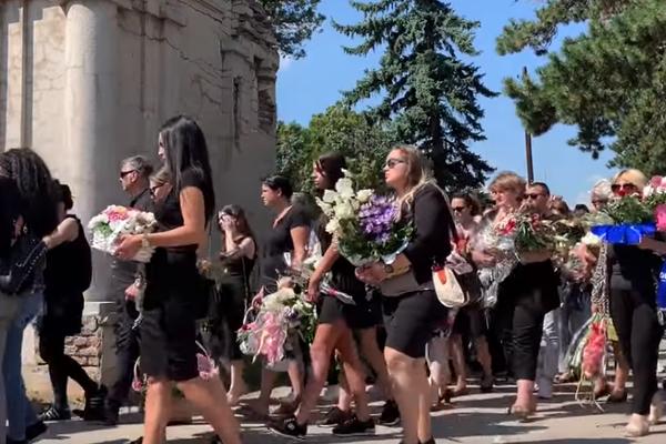 ZAŠTO NOSIMO CRNINU KAD NEKO UMRE I KOLIKO TREBA DA JE NOSIMO? Crkva ima svoj stav, na nama je da li ćemo poštovati