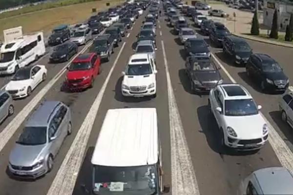NA GRANIČNIM PRELAZIMA JE PAKAO: Gužve i sati čekanja gde god da krenete, a od sutra će BITI JOŠ GORE