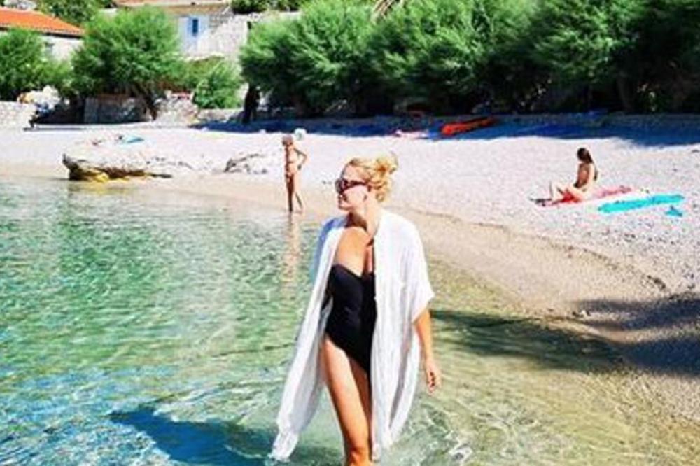 POZNATA VODITELJKA SE POSLE POROĐAJA SKINULA NA PLAŽI! Da li je realno da OVAKO izgleda?